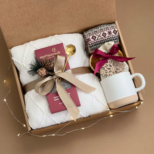 Christmas Cheer Gift Box – Cozy Ivory Blanket, Nordic Socks, Peppermint Chocolate & Seasonal Decor