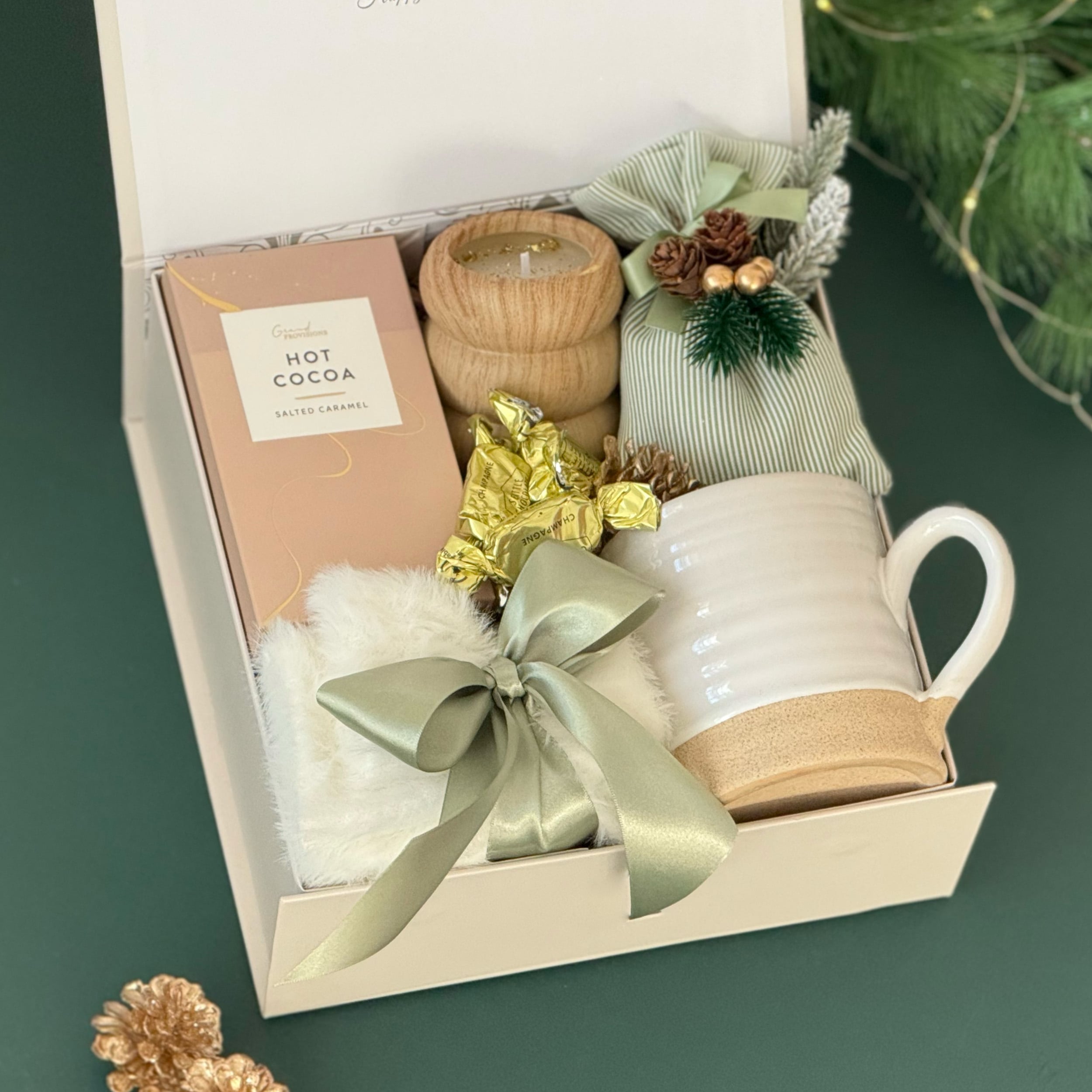 HAPPY ROOM TOUR PRESENT アソート Holiday Harmony Gift Box | Candlelight, Cocoa & Calm – Happy Hygge